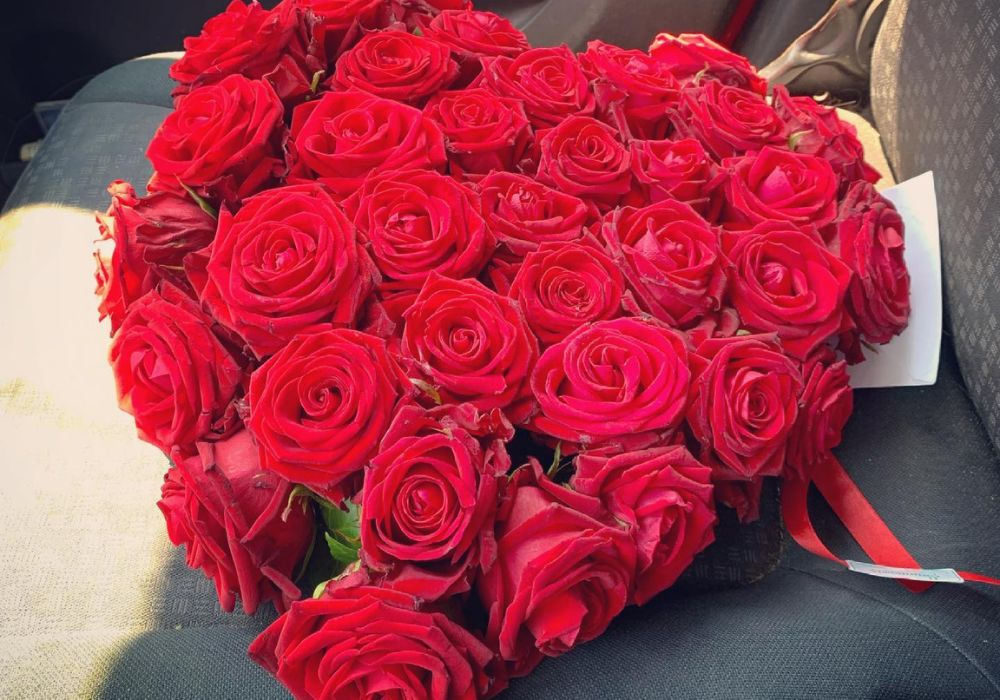 Con Amore Roses - Heart shaped floral design with roses Con Amore Roses - Heart shaped floral design with roses