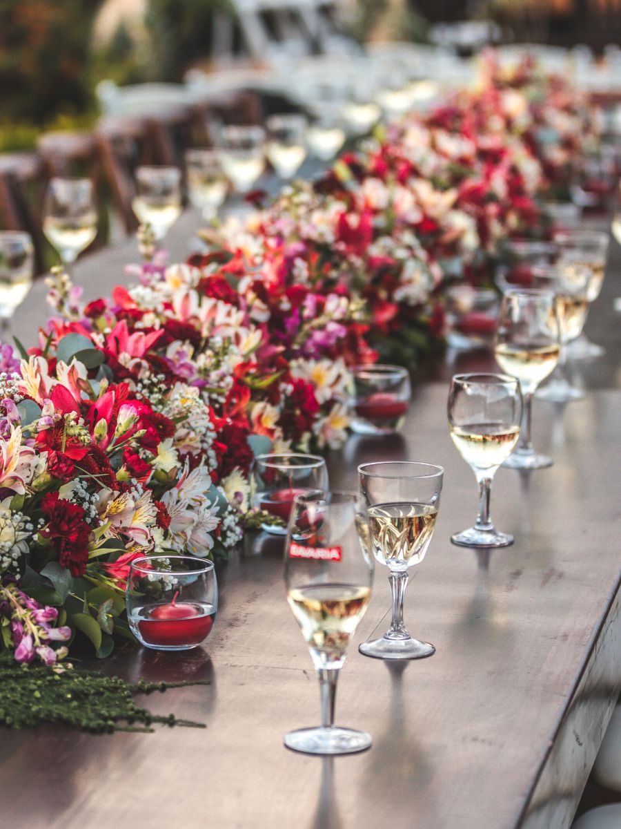 Wedding flower trends for 2023 include lots of colors Colorful flowers decorate a centertable at a wedding