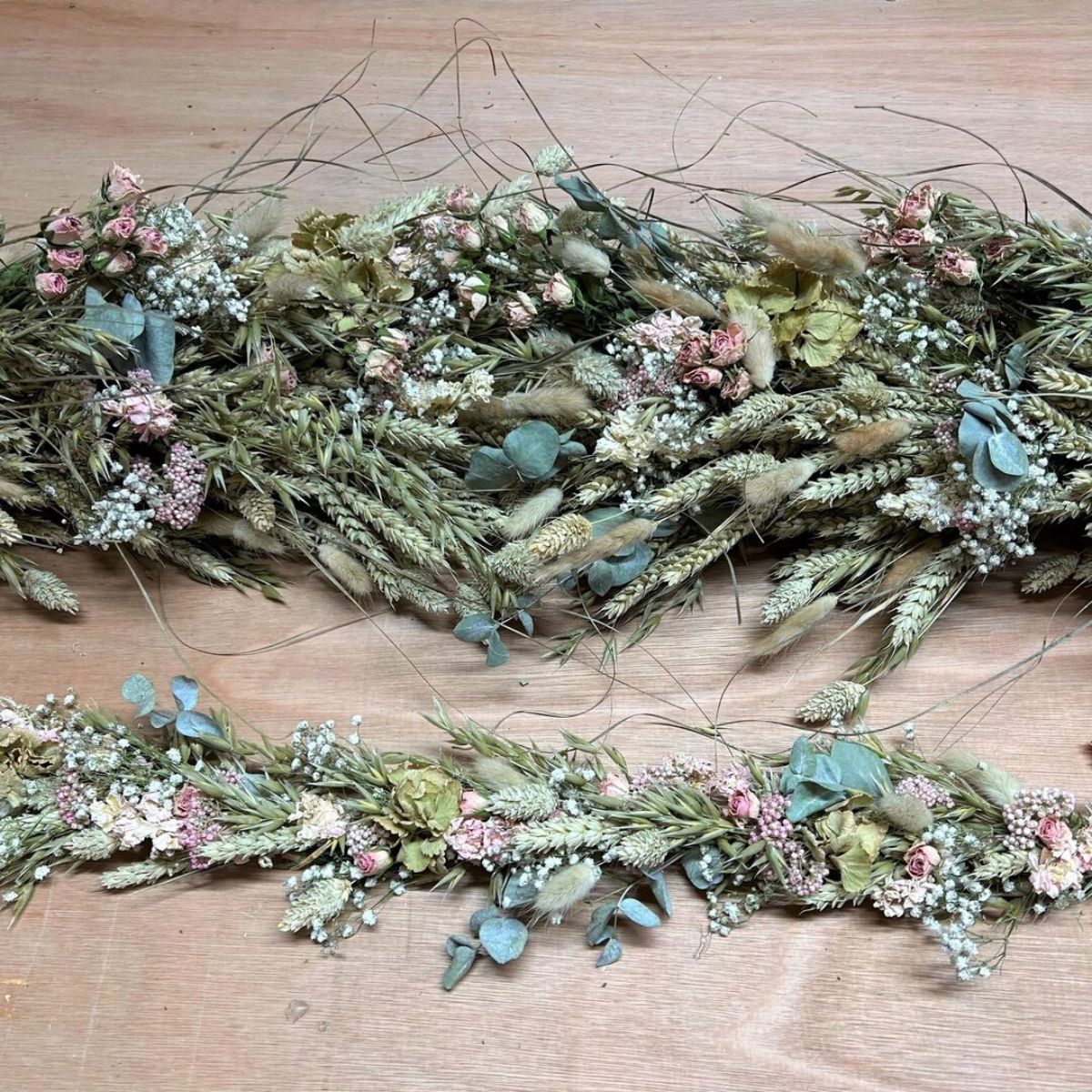 2023 wedding flower trends include dried colored flowers Dried flowers trending for wedding decor in 2023