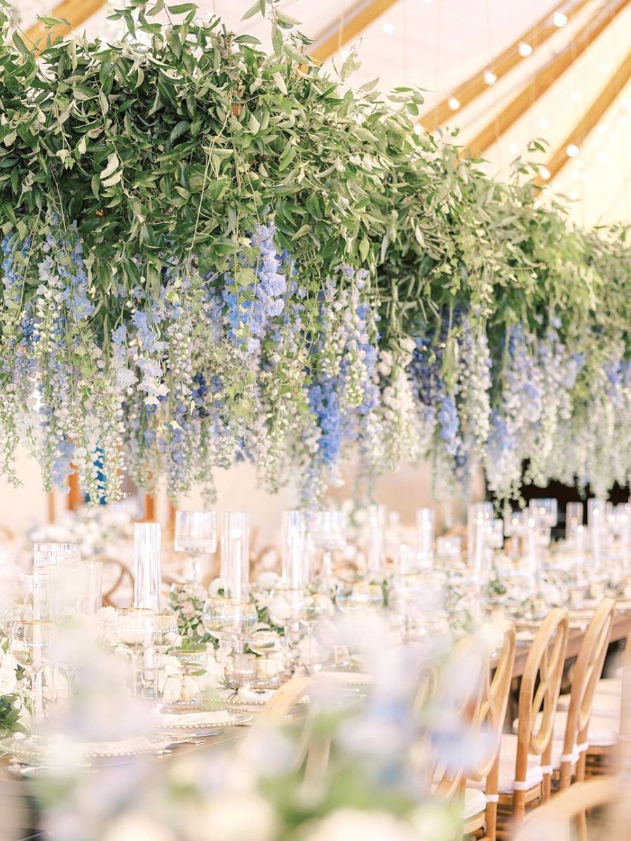 One of the most popular wedding flower trends in 2023 is hanging flowers Hanging flowers will be a wedding flower trend in 2023