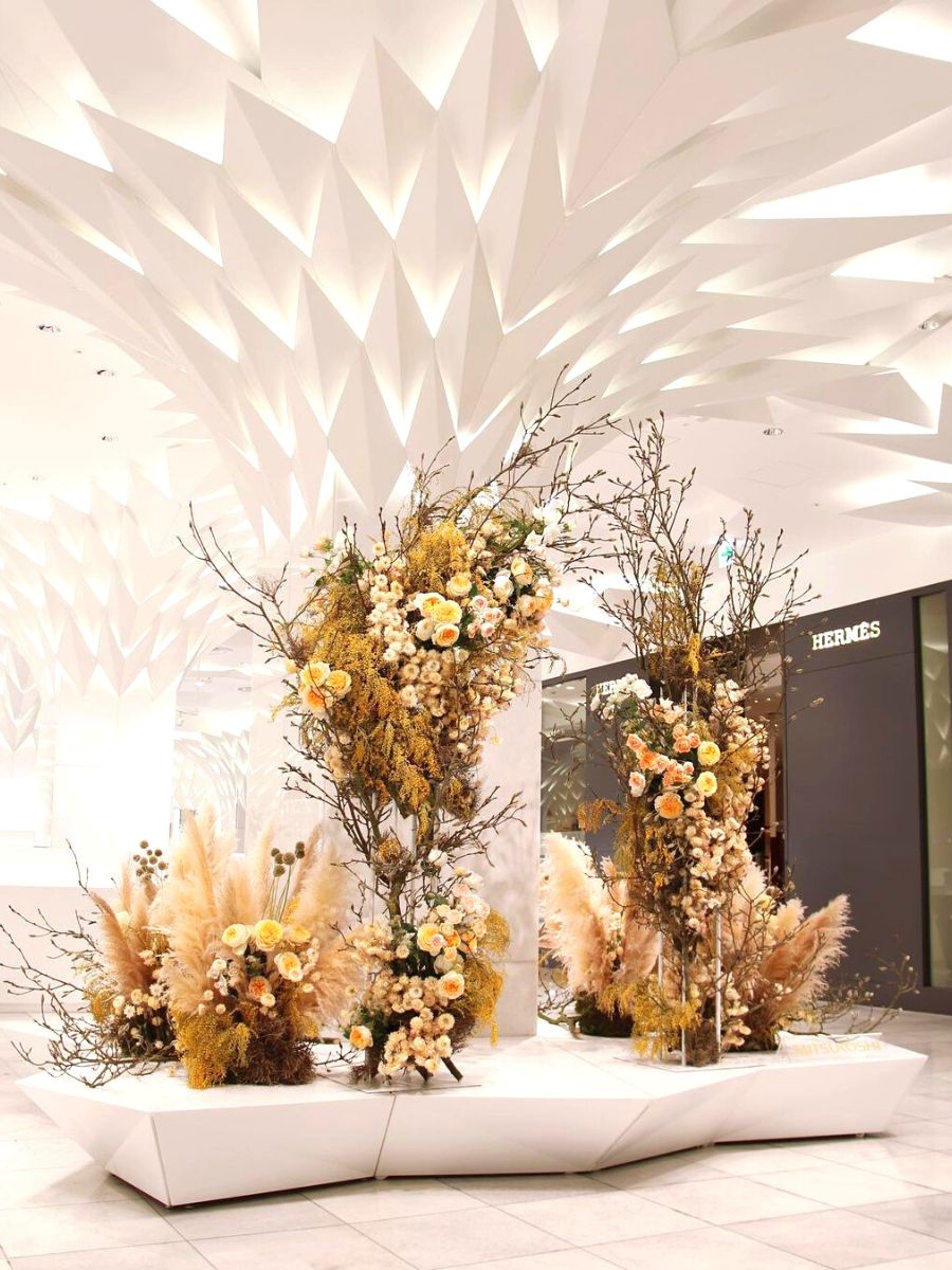 Indoor flower installation by Dennis Kneepkens