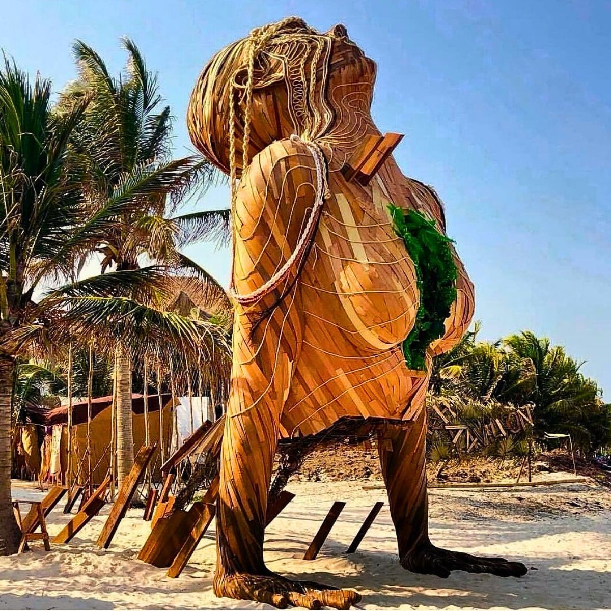 Daniel Popper’s sculptural art Daniel Popper’s Larger Than Life Sculptures Blend Art and Green Nature