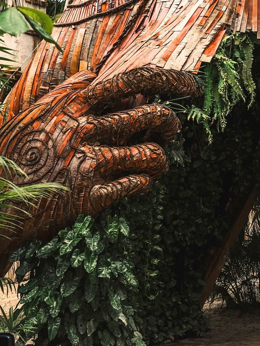 Sculptural work Daniel Popper’s Larger Than Life Sculptures Blend Art and Green Nature