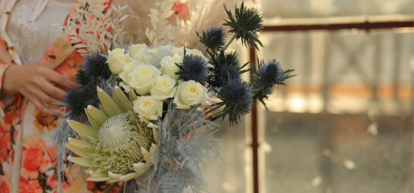 creating the 'WOW!" Effecti with one statement flower in the design by Alina Neacsa- Eryngium Magnetar Questar from Marginpar Kenya