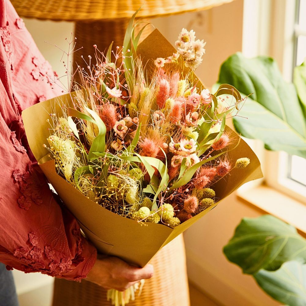 Dried flowers Paper vs Plastic - Which One Is the More Sustainable Flower Packaging?