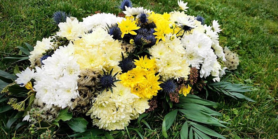 Sarah Willemart with Pina Colada White, Cream and Yellow Chrysanthemum - on Thursd 05
